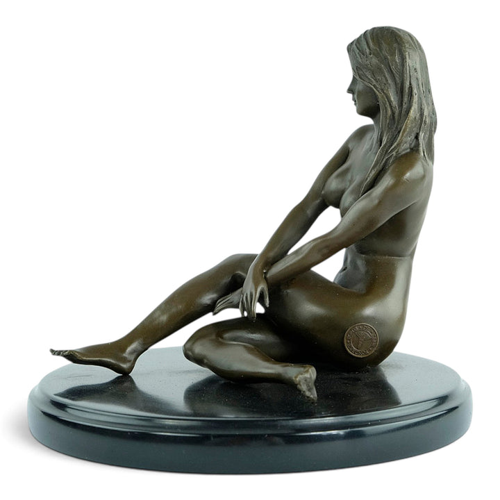 Sculpture érotique en bronze d'un nu féminin assis