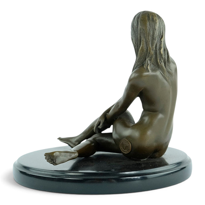 Sculpture érotique en bronze d'un nu féminin assis