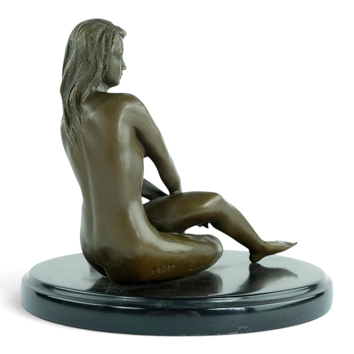 Sculpture érotique en bronze d'un nu féminin assis