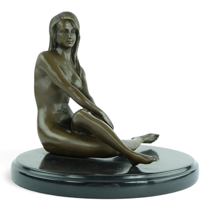 Sculpture érotique en bronze d'un nu féminin assis