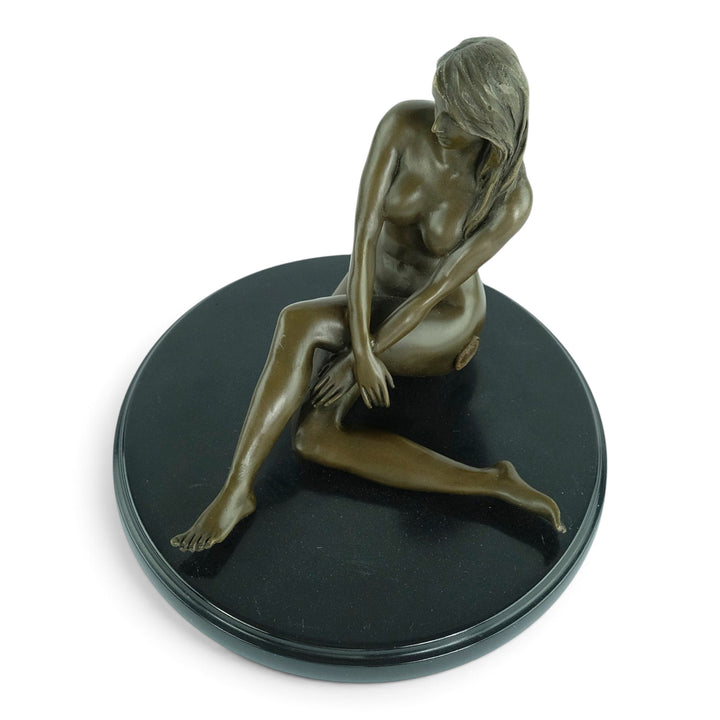 Sculpture érotique en bronze d'un nu féminin assis