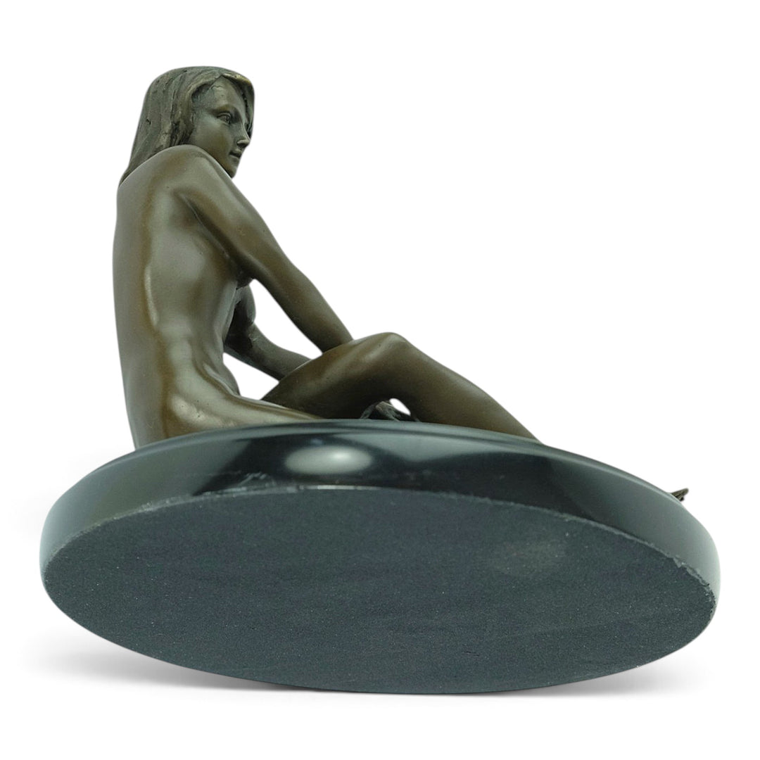 Sculpture érotique en bronze d'un nu féminin assis