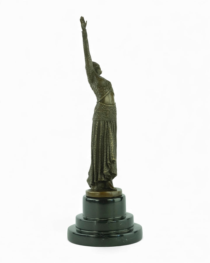 Bronzen sculptuur van een danseres in art-decostijl die een pose aanneemt