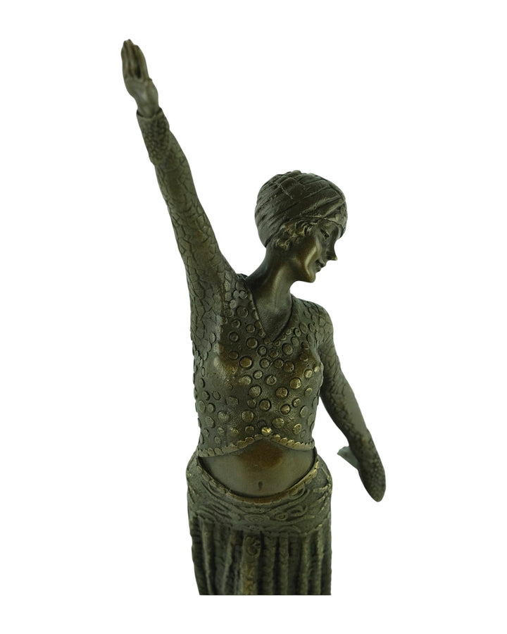 Bronzen sculptuur van een danseres in art-decostijl die een pose aanneemt