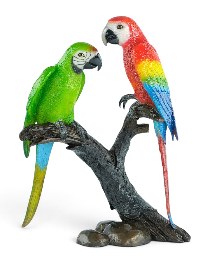 Scultura in bronzo di due pappagalli colorati su un ramo