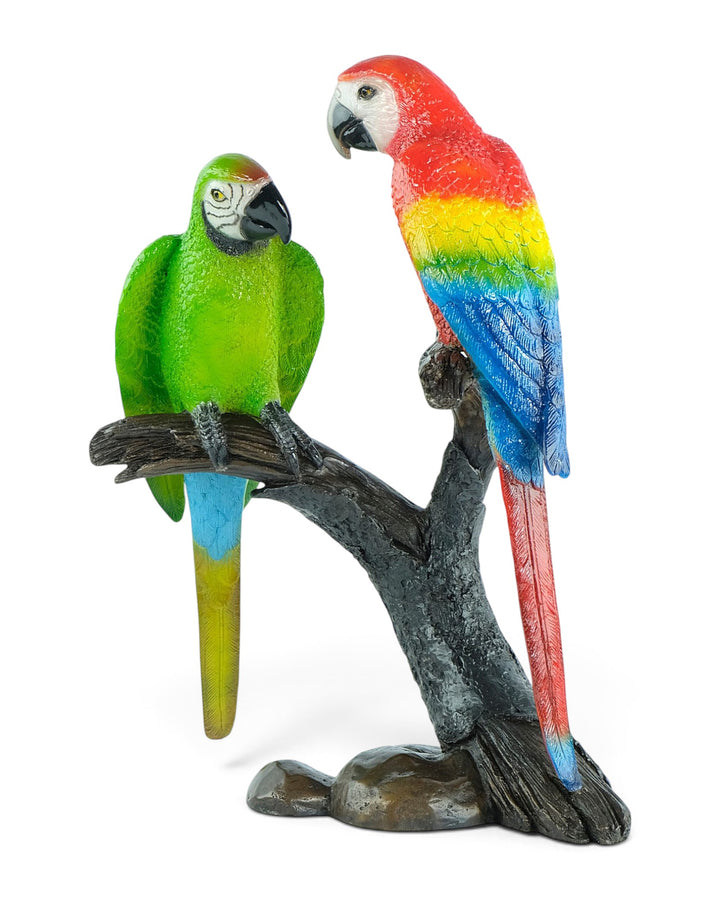 Scultura in bronzo di due pappagalli colorati su un ramo