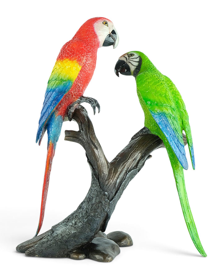 Scultura in bronzo di due pappagalli colorati su un ramo