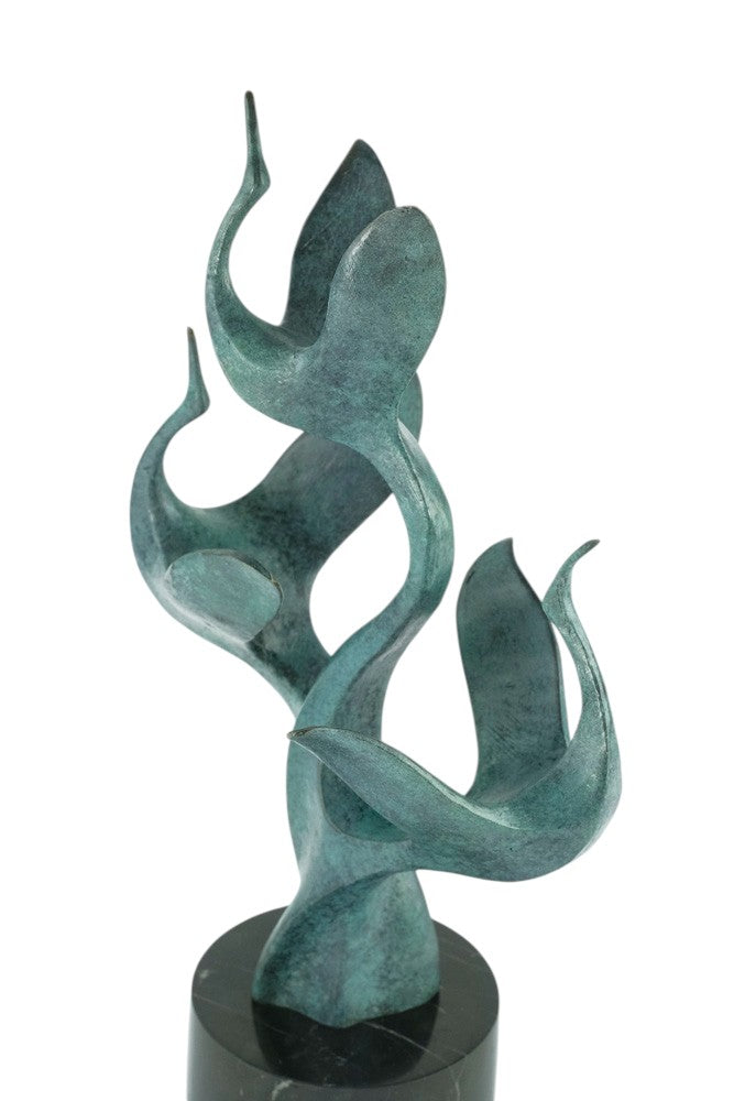 Modern bronzen beeld van vliegende kraanvogels