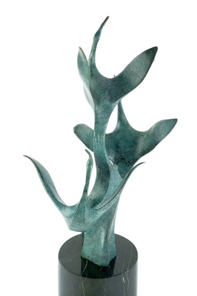 Modern bronzen beeld van vliegende kraanvogels