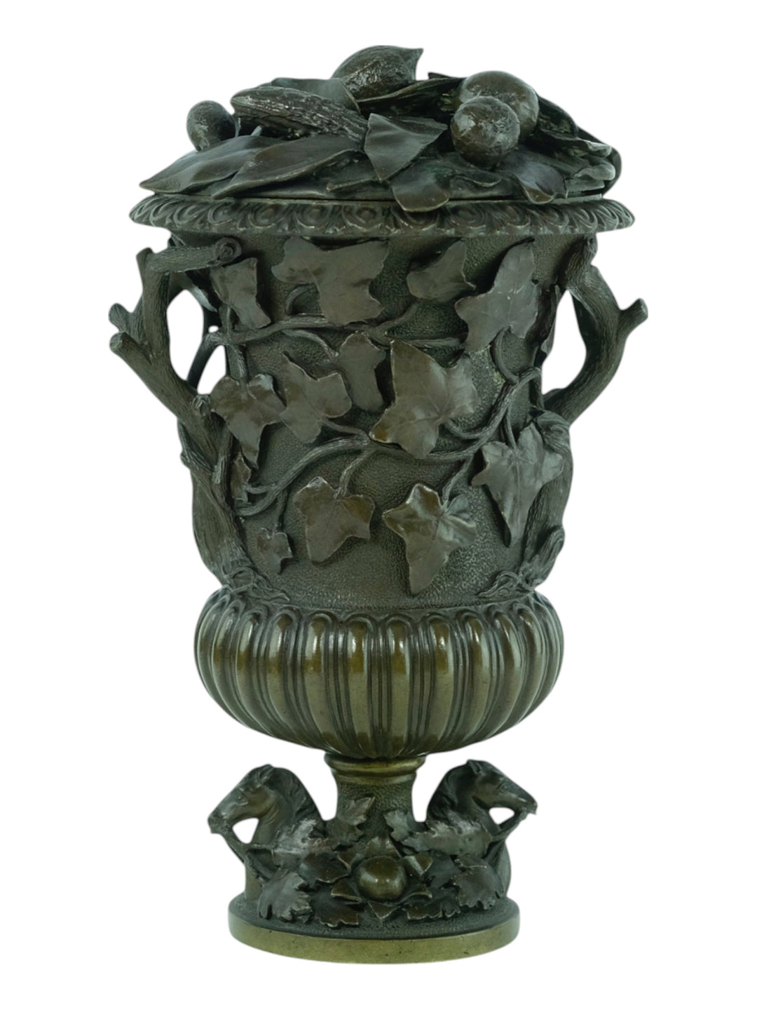 Antieke bronzen vaas met florale decoratie en paardenkoppen