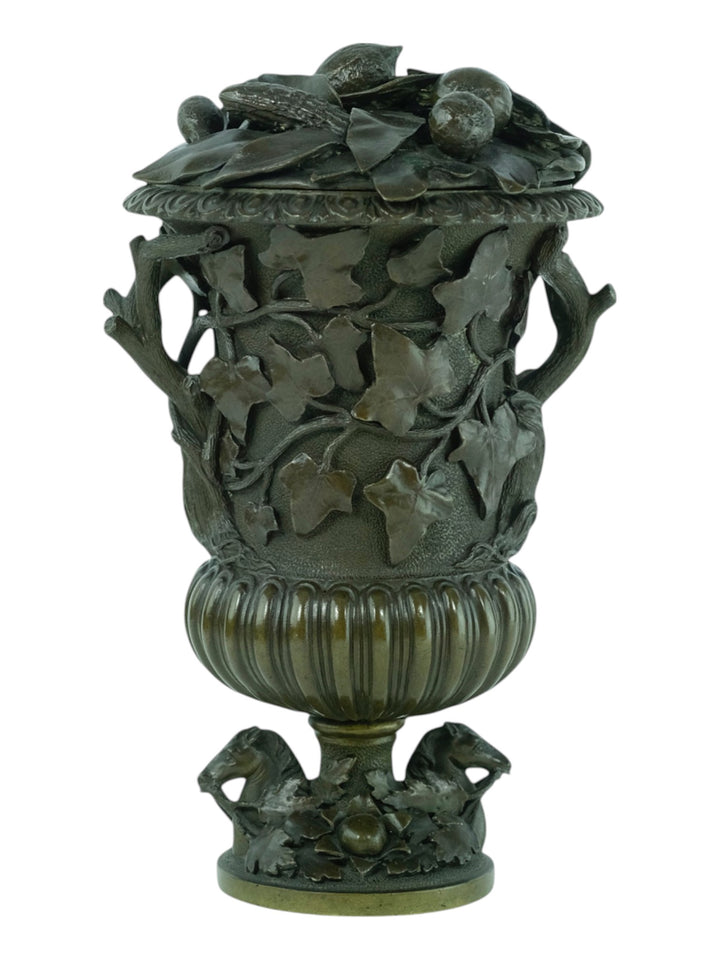 Antieke bronzen vaas met florale decoratie en paardenkoppen