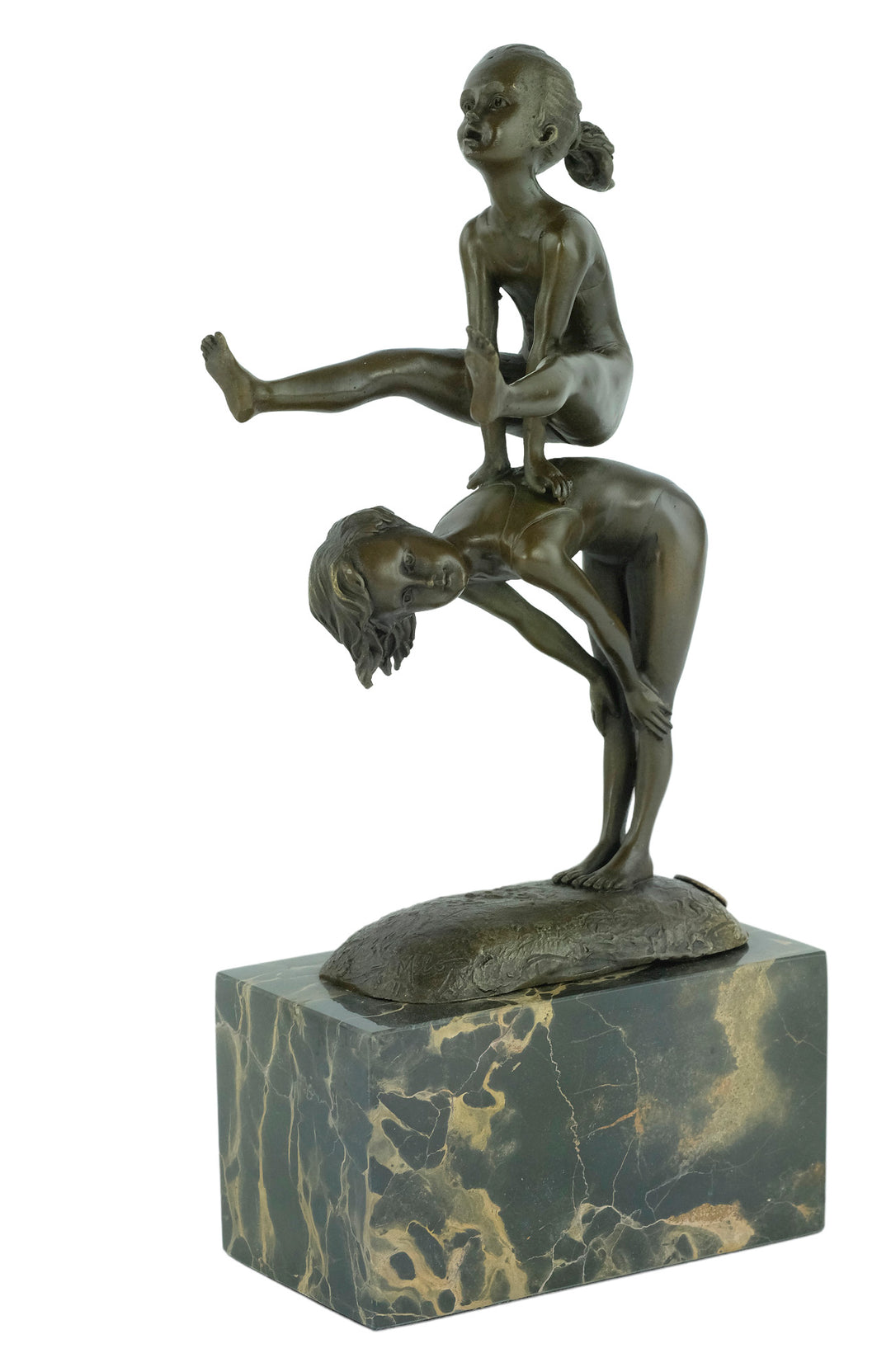 Sculpture en bronze de deux enfants jouant à saute-mouton