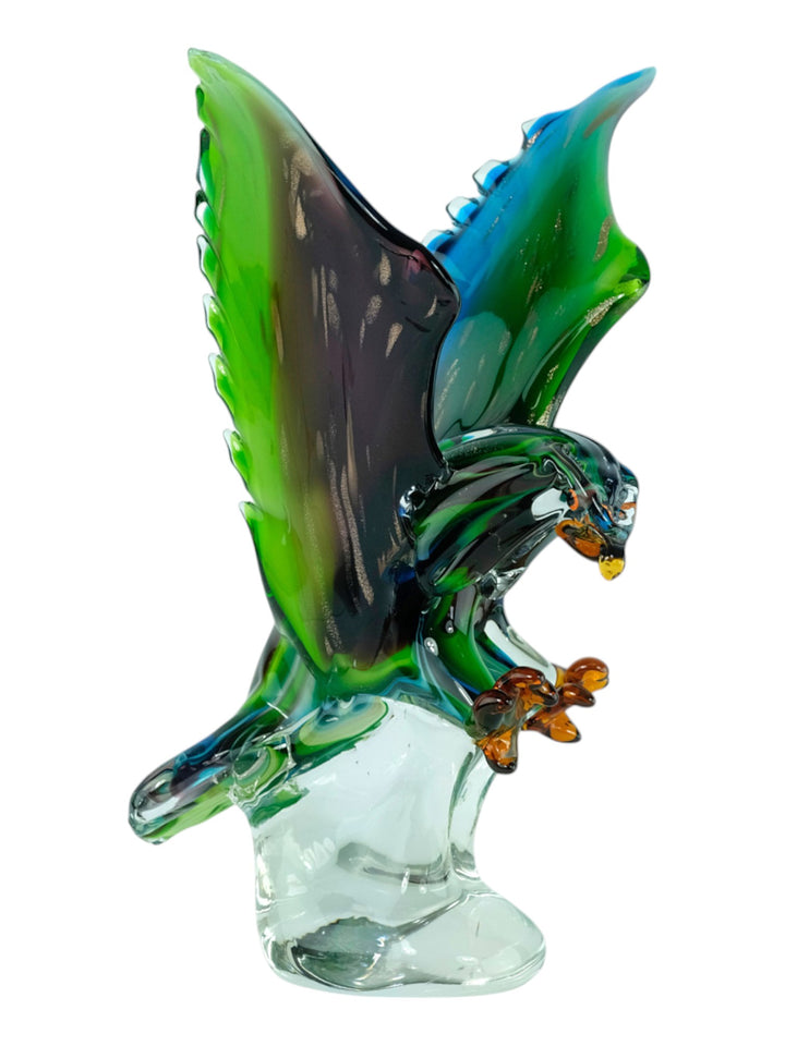 Glazen sculptuur van een landende adelaar met open klauwen