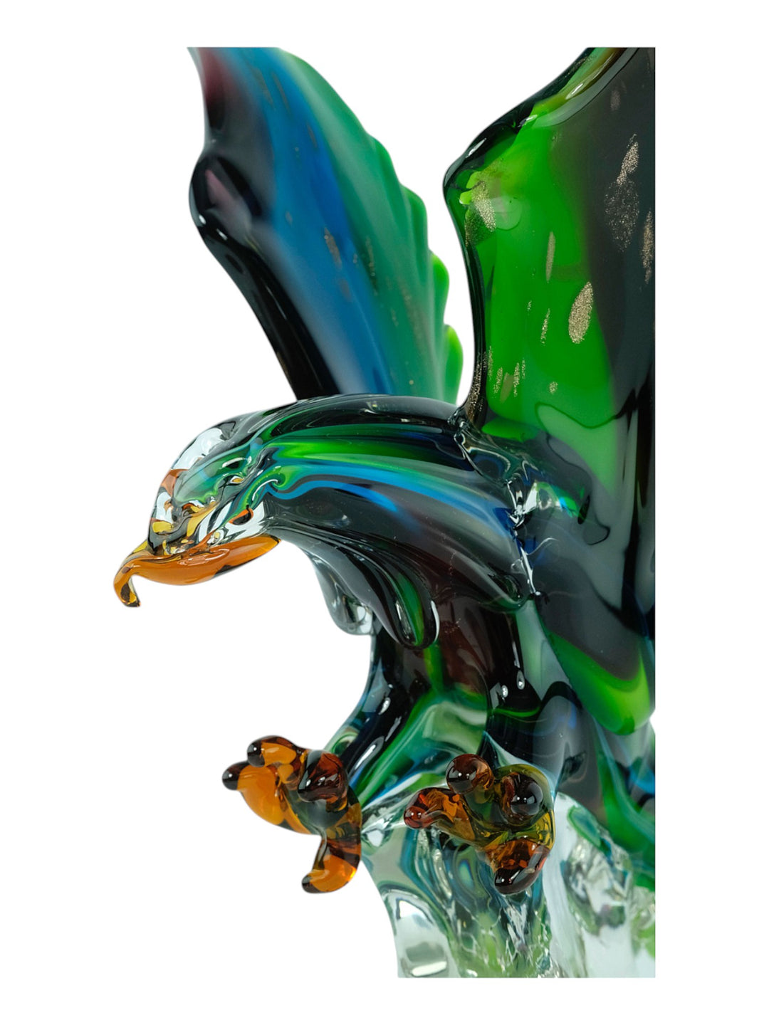 Glazen sculptuur van een landende adelaar met open klauwen