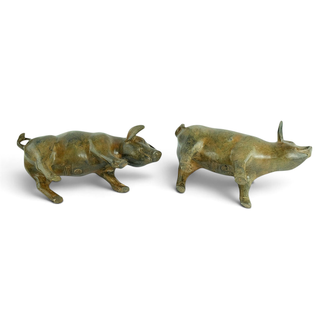 Paar bronzen biggen door Pierre Chenet