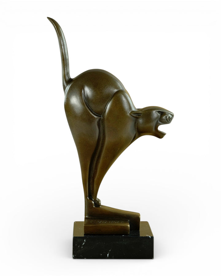 Escultura de bronce de un gato según Chris van der Hoef