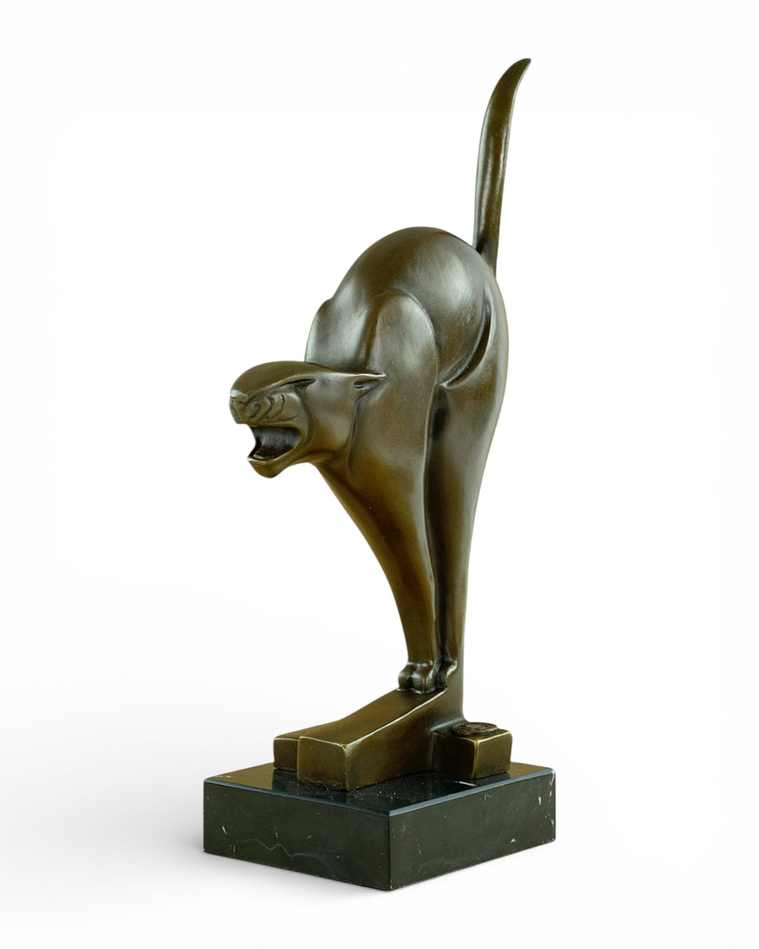 Escultura de bronce de un gato según Chris van der Hoef