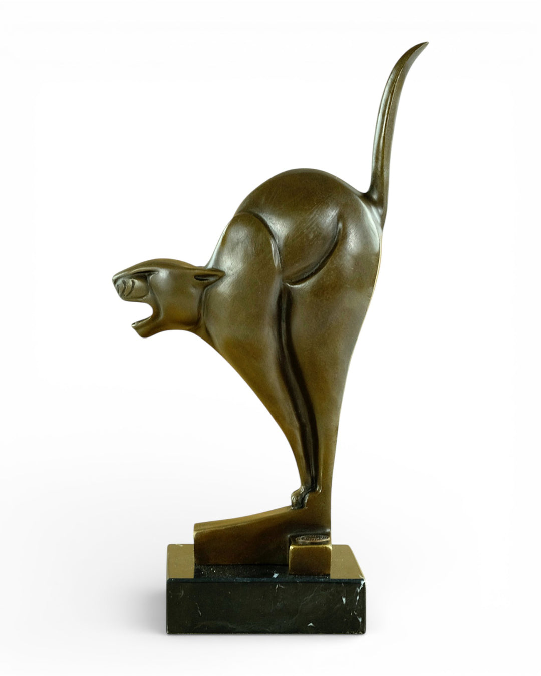 Escultura de bronce de un gato según Chris van der Hoef