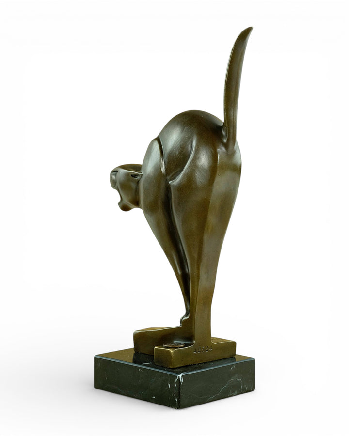 Escultura de bronce de un gato según Chris van der Hoef