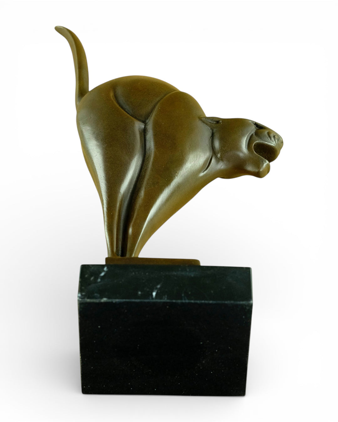 Escultura de bronce de un gato según Chris van der Hoef