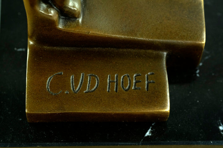 Escultura de bronce de un gato según Chris van der Hoef