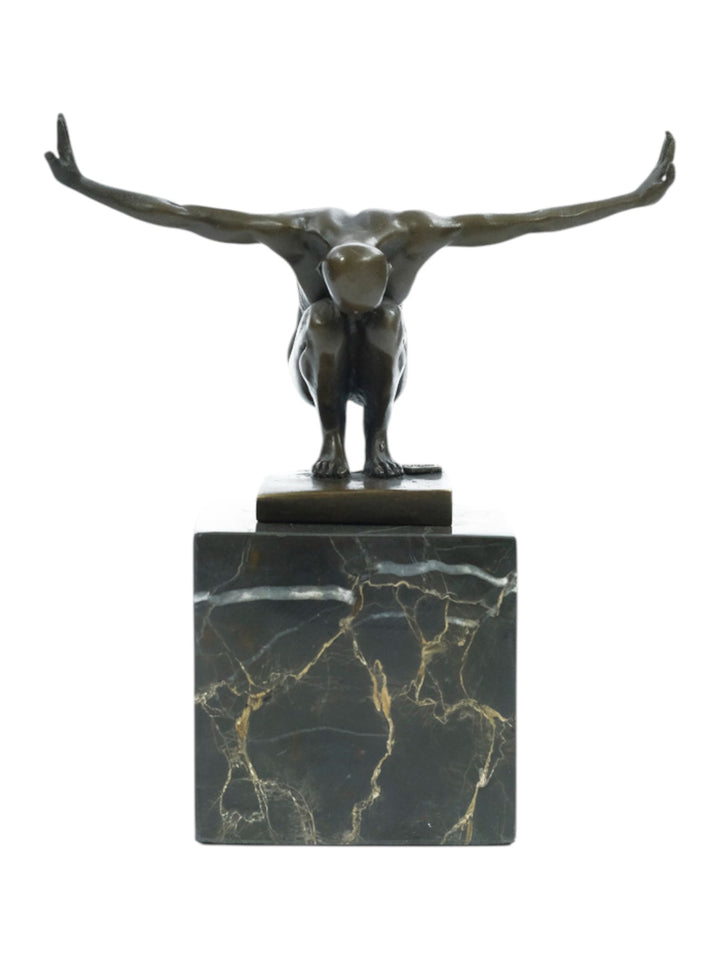 Bronze Skulptur eines kauernden Mannes mit ausgestreckten Armen