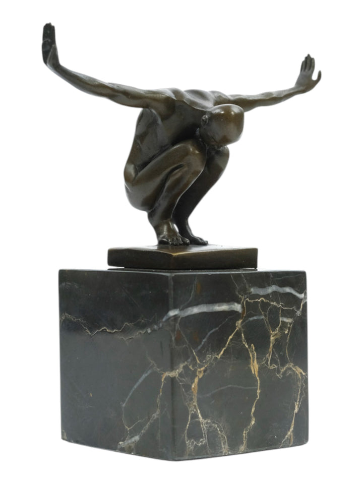 Bronze Skulptur eines kauernden Mannes mit ausgestreckten Armen