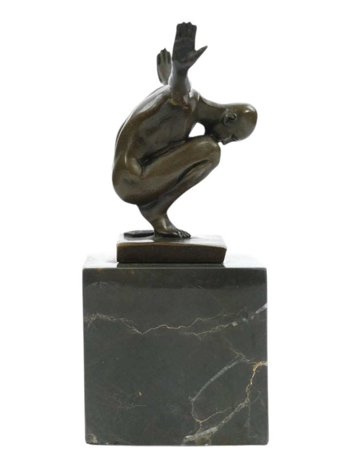 Bronze Skulptur eines kauernden Mannes mit ausgestreckten Armen
