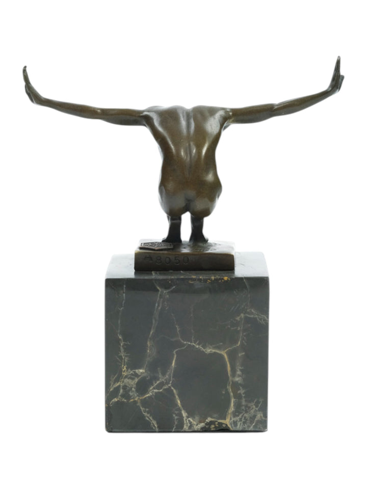 Bronze Skulptur eines kauernden Mannes mit ausgestreckten Armen