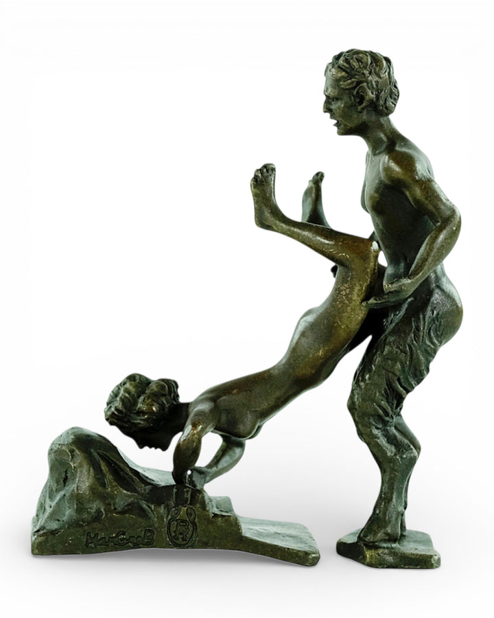 Bronzen beeld van een sater met een vrouw