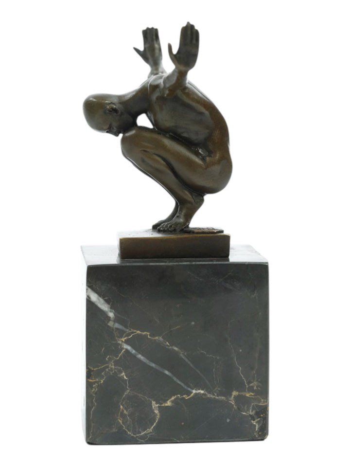 Bronze Skulptur eines kauernden Mannes mit ausgestreckten Armen