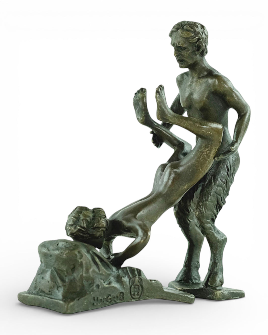 Bronzen beeld van een sater met een vrouw