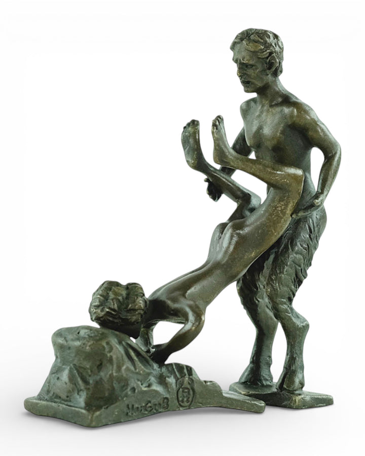 Bronzen beeld van een sater met een vrouw