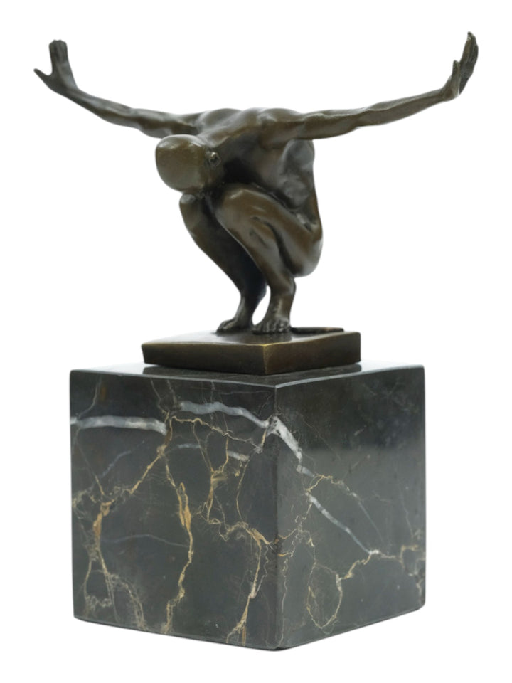 Bronze Skulptur eines kauernden Mannes mit ausgestreckten Armen