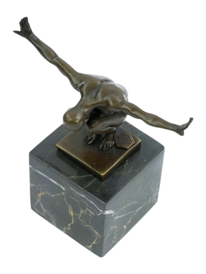 Bronze Skulptur eines kauernden Mannes mit ausgestreckten Armen