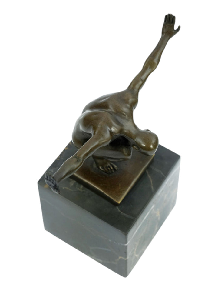 Bronze Skulptur eines kauernden Mannes mit ausgestreckten Armen