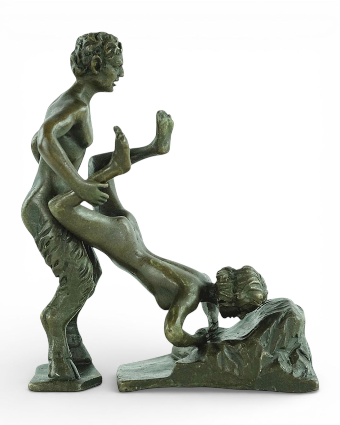 Bronzen beeld van een sater met een vrouw