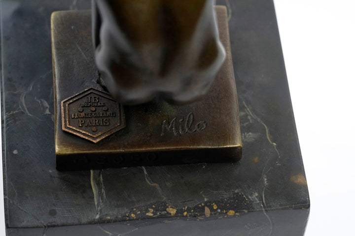 Bronze Skulptur eines kauernden Mannes mit ausgestreckten Armen