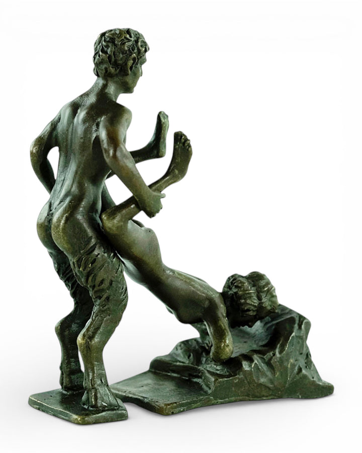 Bronzen beeld van een sater met een vrouw