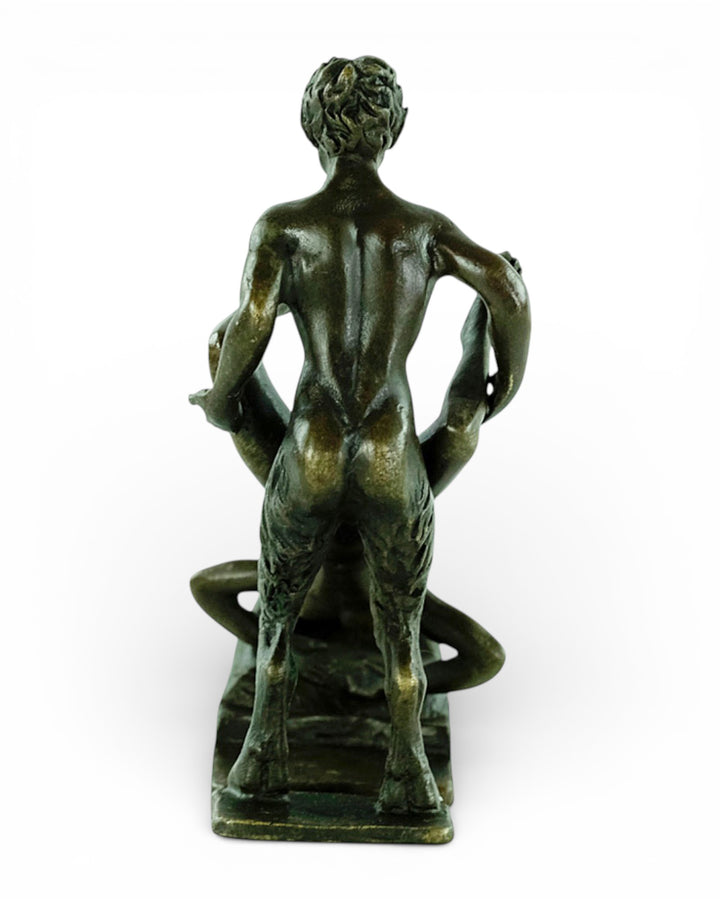 Bronzen beeld van een sater met een vrouw