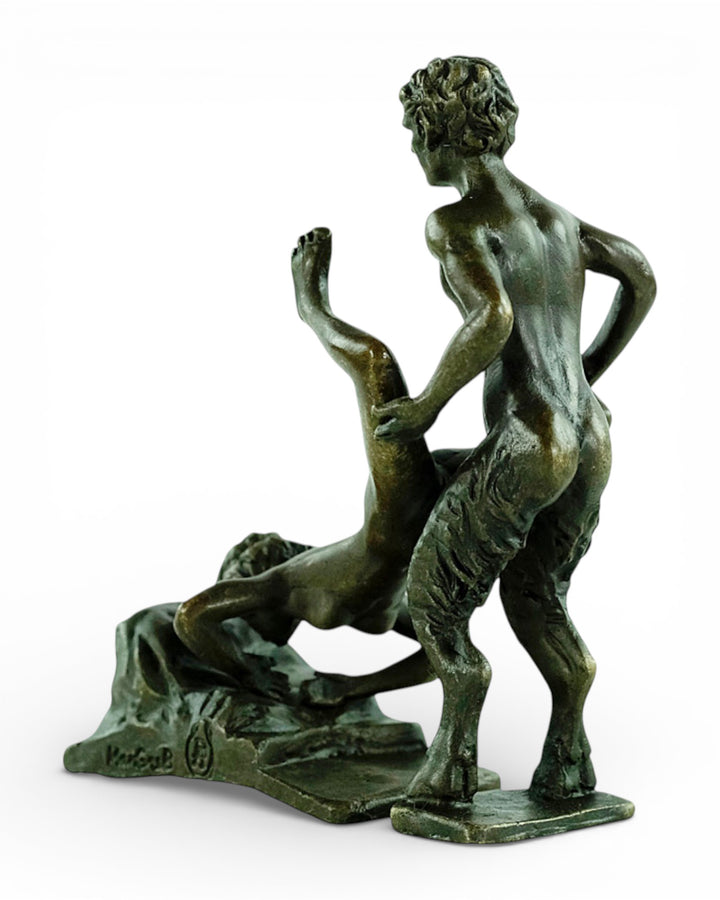Bronzen beeld van een sater met een vrouw