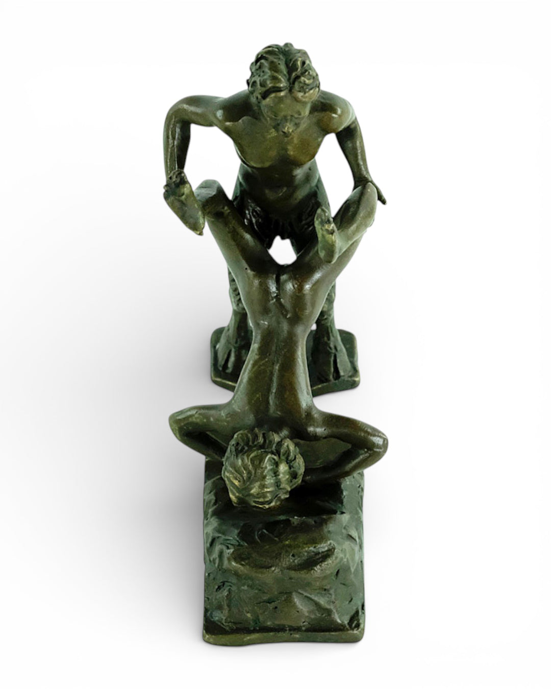 Bronzen beeld van een sater met een vrouw