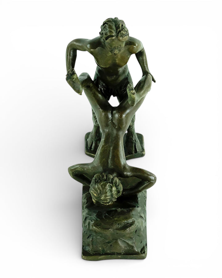 Bronzen beeld van een sater met een vrouw