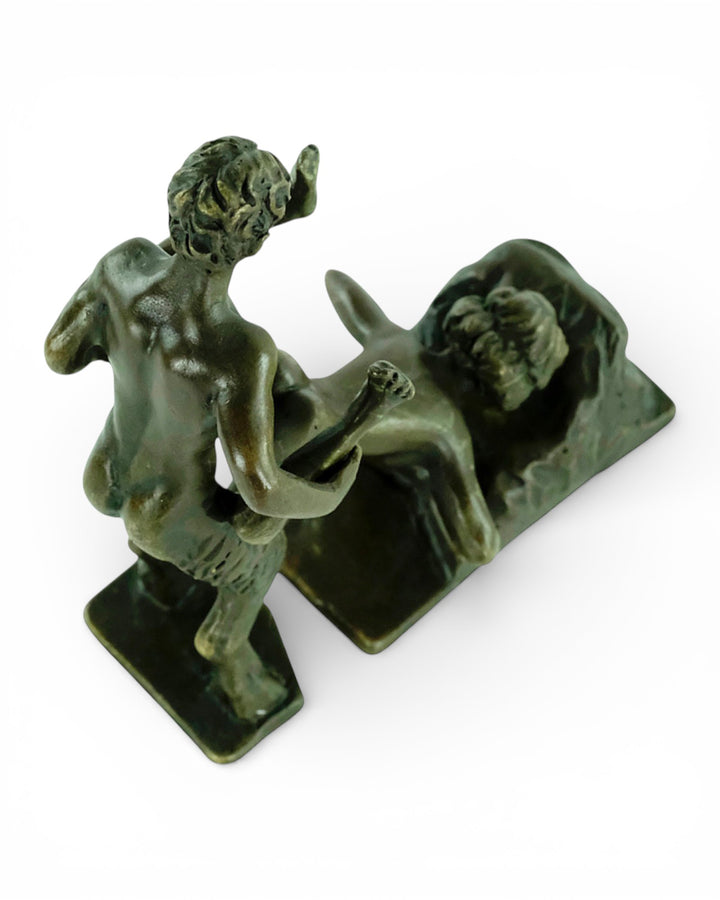 Bronzen beeld van een sater met een vrouw