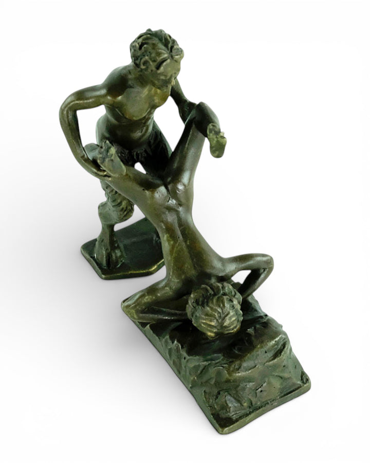 Bronzen beeld van een sater met een vrouw