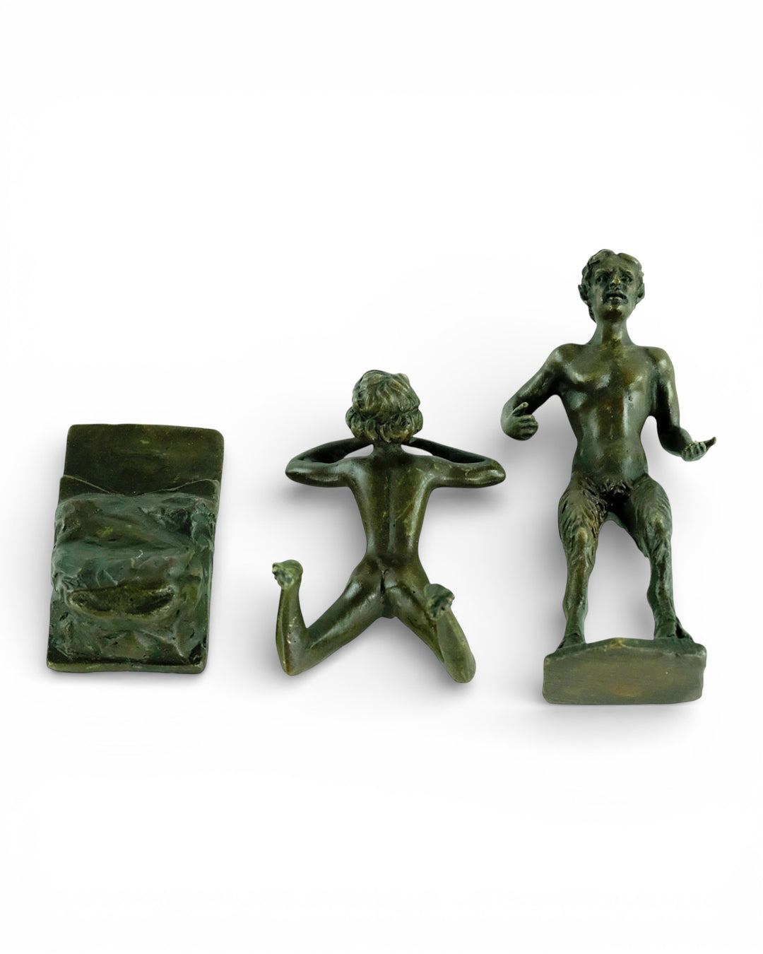 Bronzen beeld van een sater met een vrouw