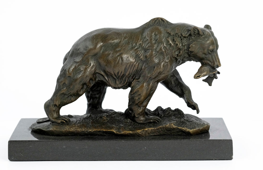 Bronzen beeld van een grizzlybeer met een vis
