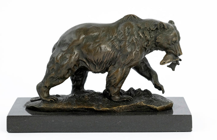 Bronzen beeld van een grizzlybeer met een vis