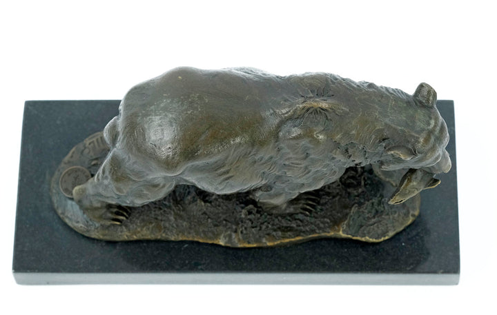Bronzen beeld van een grizzlybeer met een vis