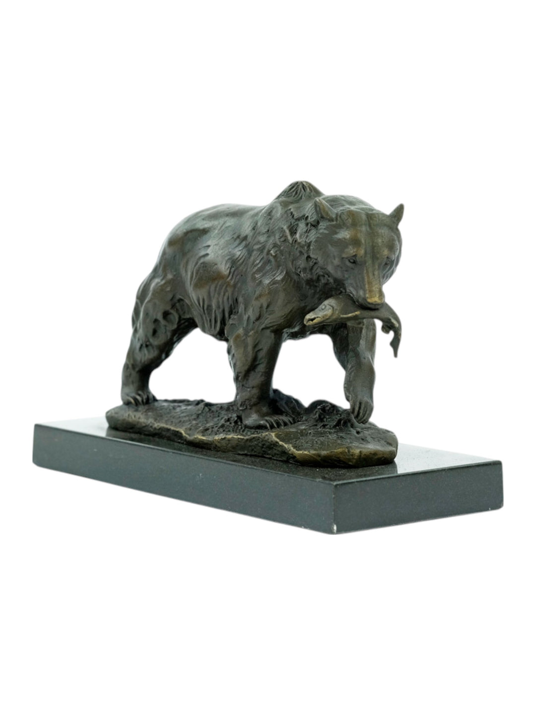 Bronzen beeld van een grizzlybeer met een vis